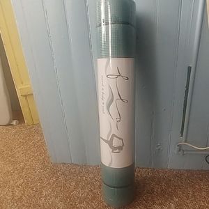 FLO Yoga and Fitness 6mm yoga mat with rope